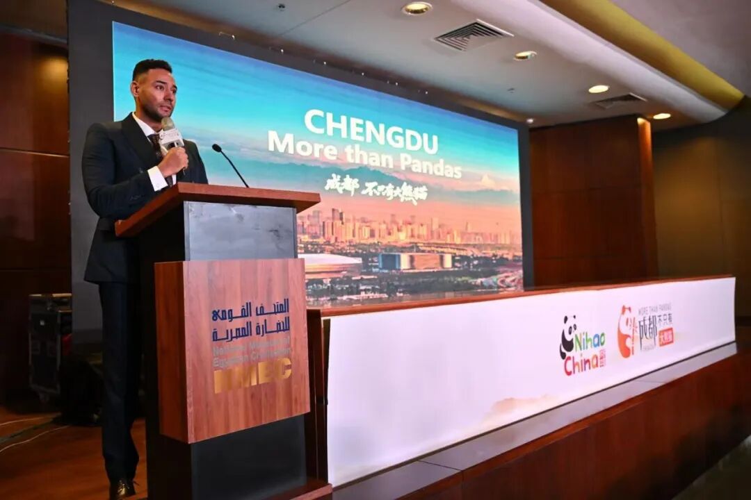 成都の文化観光を紹介する成都国際文化観光のPRプロモーター・サイド・マンスール氏。