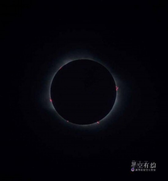 2020年12月14日にチリ南部のラ・アラウカニア州フレイレで撮影された皆既日食。