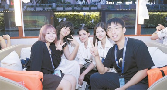  中日韓ユース・サミットに参加した大学生代表が「錦江ナイトクルーズ」を体験。