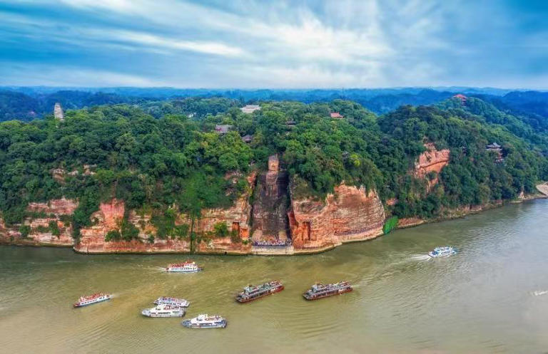 楽山大仏（写真提供・楽山大仏景勝地）。