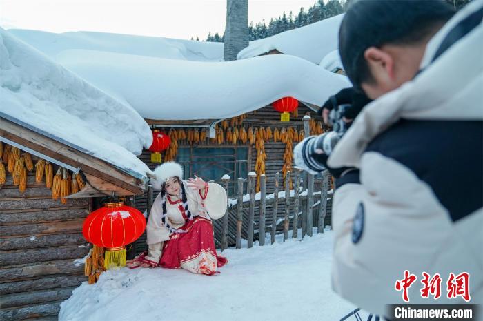 カメラマンの指示に従い、ポーズを取って写真を撮影する女性（撮影・趙宇航）。