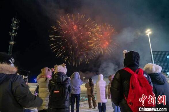  12月31日夜、哈爾浜氷雪大世界で開催された年越し花火大会（撮影·彭麒瑋）