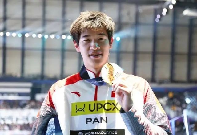 2月15日、金メダルを獲得した中国の潘展楽選手（撮影・雒圓）。
