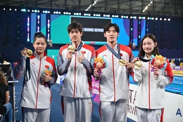 2月17日、金メダルを獲得した中国チームの余依婷選手、潘展楽選手、王浩宇選手、李氷潔選手（写真左から右・撮影・薛宇舸）。