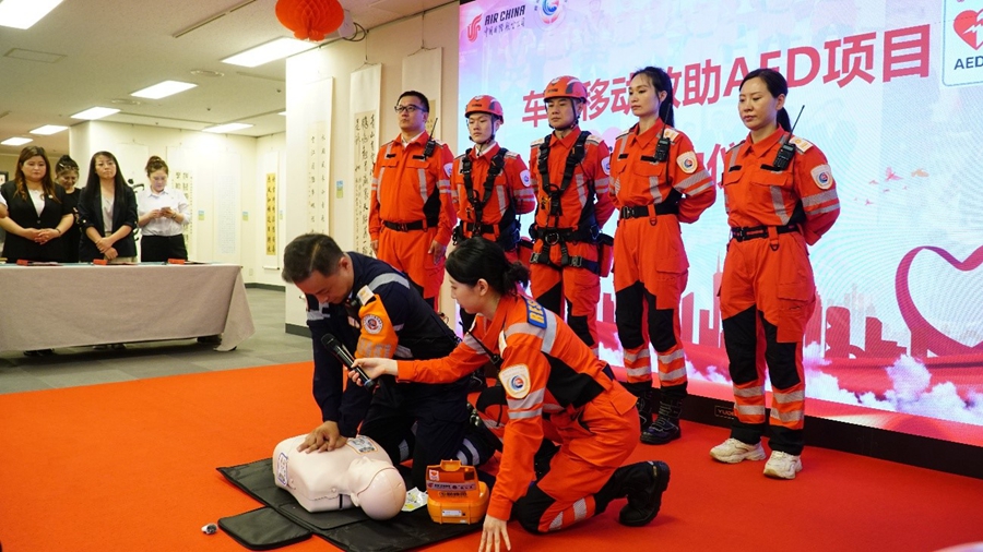 CPR（心肺蘇生法）とAEDの使い方を実演する「龍チャリティー協会」の救助隊（撮影・蒋暁辰）。
