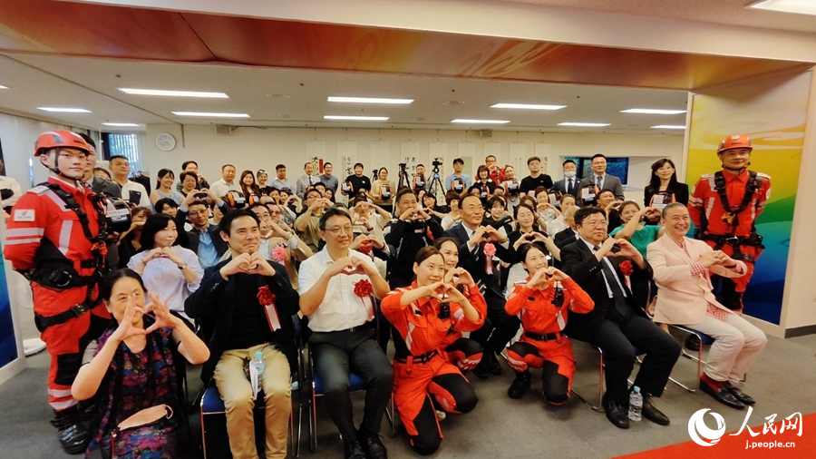 記念写真を撮影するゲストと参加した人々（撮影・蒋暁辰）。
