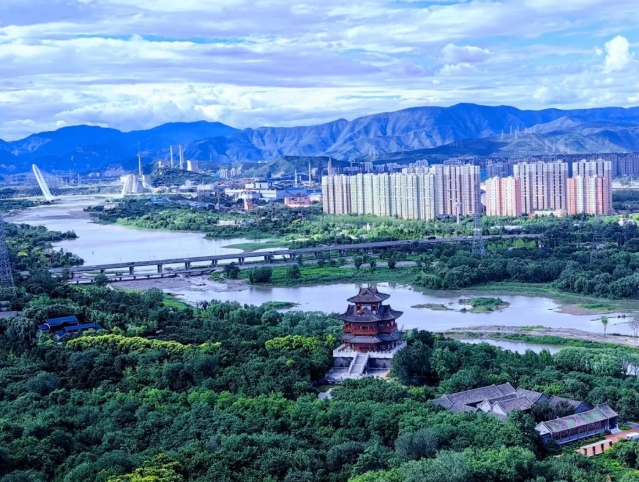 豊かな緑が広がる永定河の両岸（写真提供・北京市豊台区融合メディアセンター）。