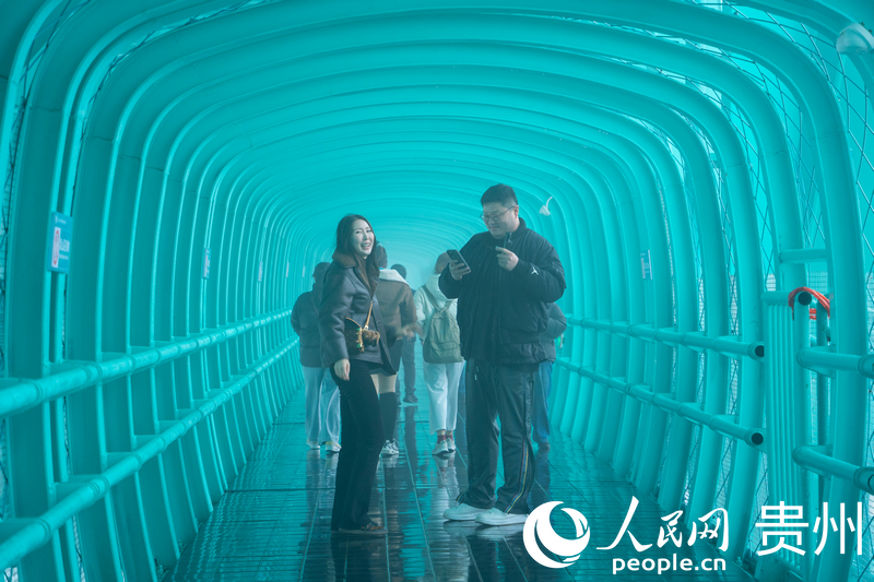 峡谷大橋を観光する海外メディアの記者（撮影・陽茜）。