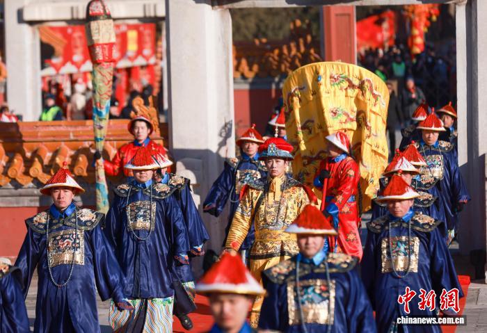 春節（旧正月）の2月17日に北京の地壇公園で開幕した第38回地壇春節文化縁日で再現・披露された地祭りの儀式に登場する「皇帝」と「大臣」に扮したパフォーマー（撮影・賈天勇）。