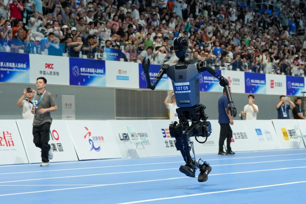 8月17日、世界人型ロボット競技大会100メートル決勝で走る天工チームの人型ロボット。撮影・鞠焕宗