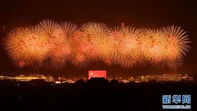 煌めく花火が北京の夜空を彩る