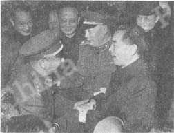 
北京駅頭に出迎えた周恩來総理（右）と固い握手をかわす中国人民志願軍司令官楊勇大將（左）