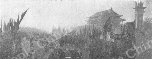 
天安門まえを埋める北京市民の歓迎にこたえてすすむ中国人民志願軍代表團
