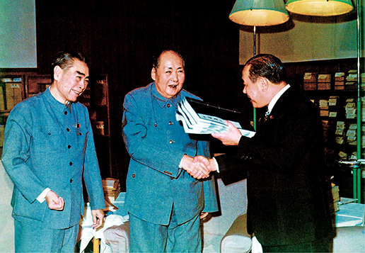 1972年9月27日夜、北京·中南海で田中角栄首相、大平正芳外相、二階堂進官房長官と会見し、田中首相に『楚辞集注』1セットを贈り、握手する毛沢東主席（中央）