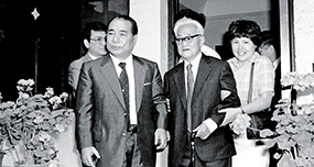 1984年6月10日、著名な作家の巴金氏(右から2人目)と自宅で会見する池田大作創価学会名誉会長。池田氏は1974年以来、中国各地を友好訪問し、中日友好協会から「平和の使者」の称号を贈られた