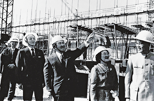 1982年9月27日、中日友好病院の建設現場を視察する鈴木善幸首相（中央）。同病院を含めた政府開発援助（ODA）による対中援助は1980年から2005年までの累計で約3兆1331億円に達した