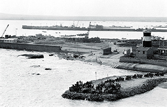 1982年、円借款を利用して建設された山東省日照市石臼港の大型深水式の石炭バースの埋め立て工事現場