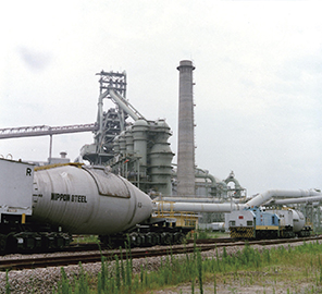 1985年9月の上海宝山鋼鉄公司（製鉄所）。改革開放後、新日鉄の協力で建設された。今日、中国最大の鉄鋼生産基地となり、全国鉄鋼生産量の10%を生産している