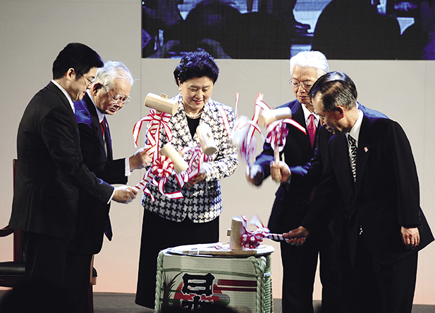 2012年2月16日午後、北京で開催された中日国交正常化40周年、「中日国民交流友好年」開幕式での鏡開き。木槌を持っているのは、劉延東国務委員（中央左）、首相特使·直嶋正行元経産相（中央右）、米倉弘昌「日中国民交流友好年」実行委員会委員長（左から2人目）ら　cnsphoto