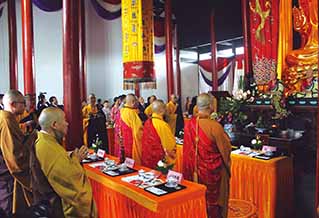 新鑑真像の開眼法要が揚州の文峰寺で行われた（写真·陳克/人民中国）