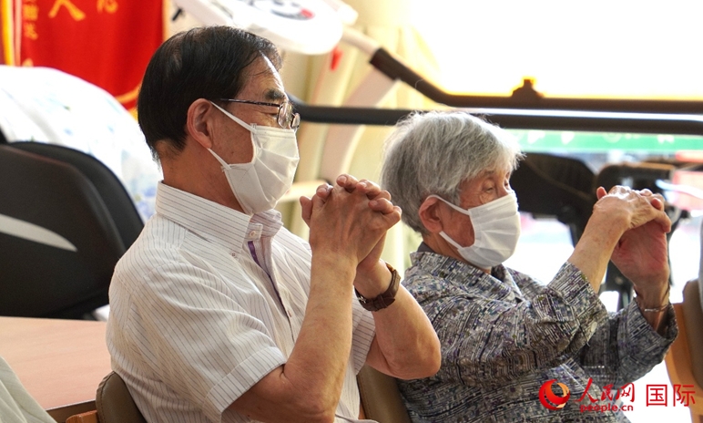 日本にある介護施設で手の運動をする清野明さん（写真左）と若生豊美さん（写真右、撮影・許可）。
