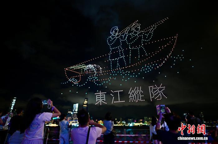 ドローンが描いた東江縦隊（撮影・李志華）。