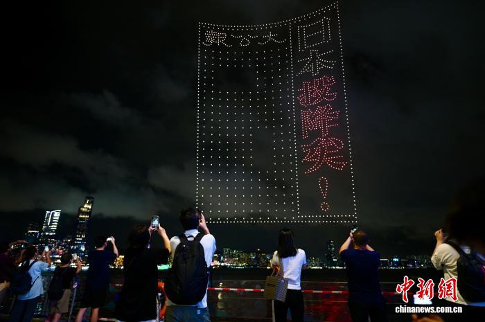 ドローンが描き出した1945年8月15日付の新聞「大公報」の第一面（撮影・李志華）。