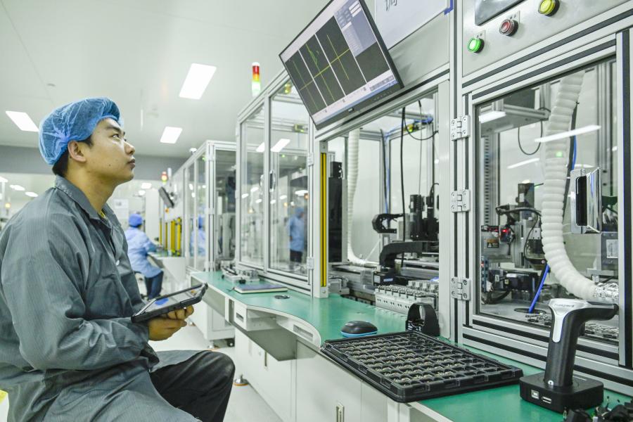 2026年4月1日，在合肥庐阳经济开发区辖区合肥胜脉传感科技有限公司传感器研发生产车间，技术人员正在对汽车压力传感器进行生产研发。通讯员 赵明 摄（安徽图片网供图）
