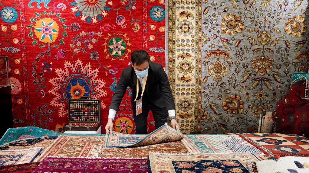 輸入博で注目　アフガニスタンの手編み絨毯