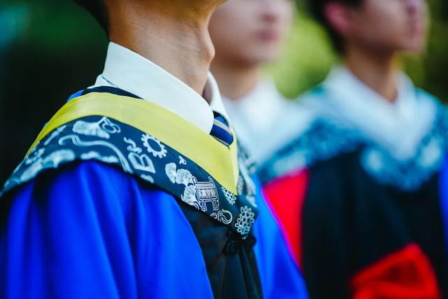 中国各大学の色とりどりの新アカデミックガウン