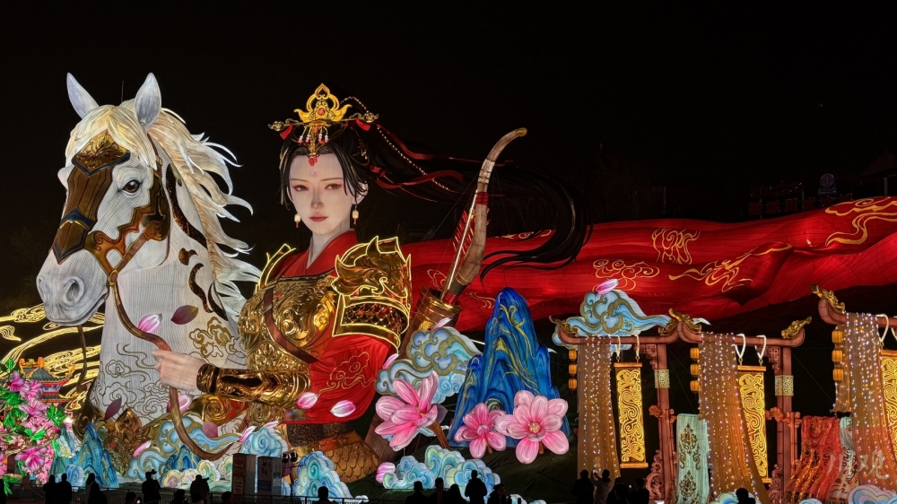 長さ180メートルの中国の古代伝説に登場する英雄「木蘭（ムーラン）」をテーマにしたランタン。木蘭の雄姿と威厳を放つ白馬が見事なコラボを見せている（撮影・叢雨萌）。