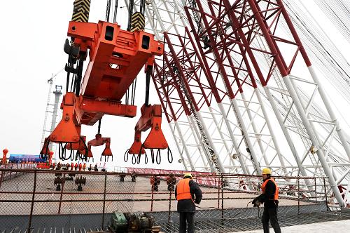 世界初の海上大型自碇式吊橋で接合工事