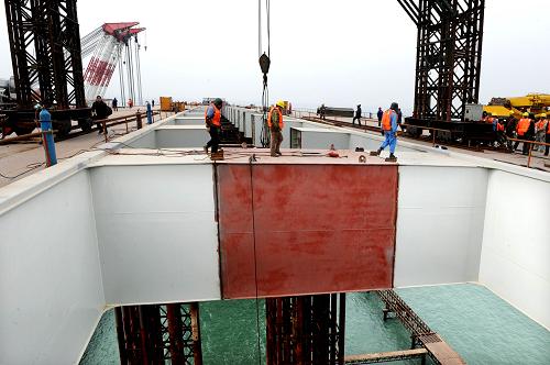 世界初の海上大型自碇式吊橋で接合工事