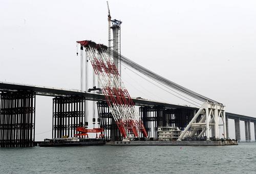 世界初の海上大型自碇式吊橋で接合工事