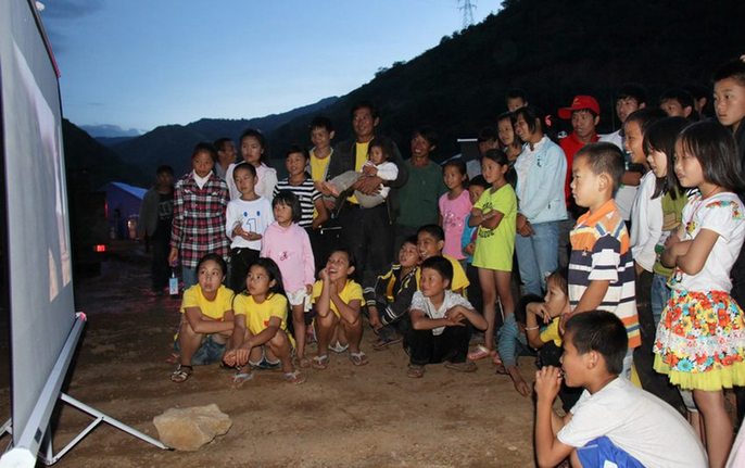 雲南魯甸地震被災地 避難所近くの「映画館」_人民中国