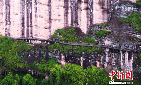 上空から俯瞰した壮大な龍虎山の空中桟道　江西省