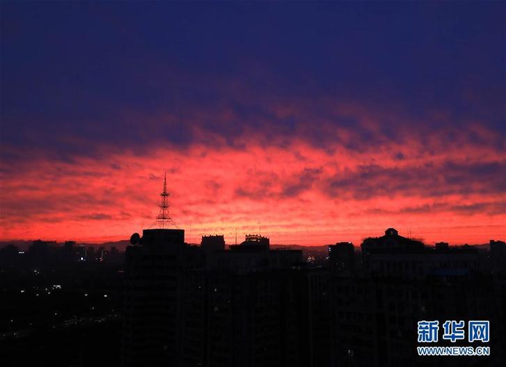 鮮やかな夕焼けに染まる北京の空