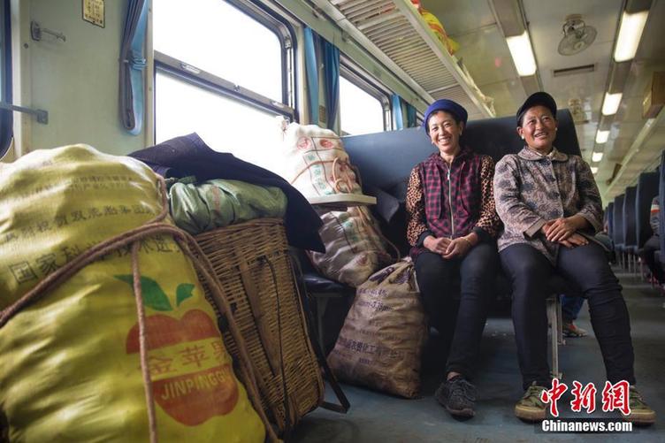攀西高原と大涼山区を往来する「貧困支援列車」　四川省