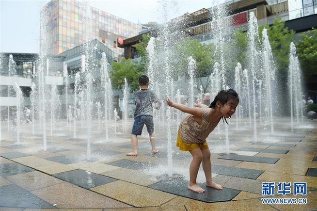 猛暑日が続く北京市、水遊びをして涼む子供たち