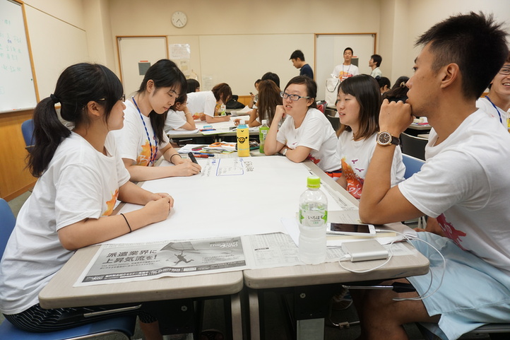 中日両国の大学生が関系改善を真剣讨论