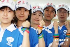 北京五輪、街頭ボランティア用のユニフォーム発表_人民中国