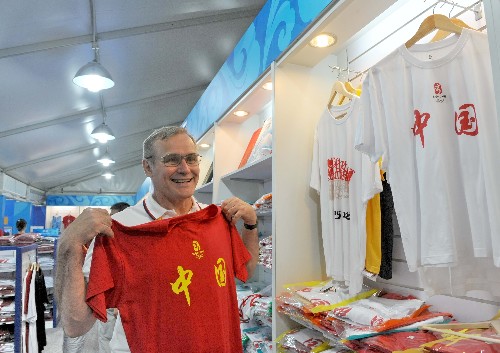 「中国」の文字が入ったＴシャツが五輪村で人気