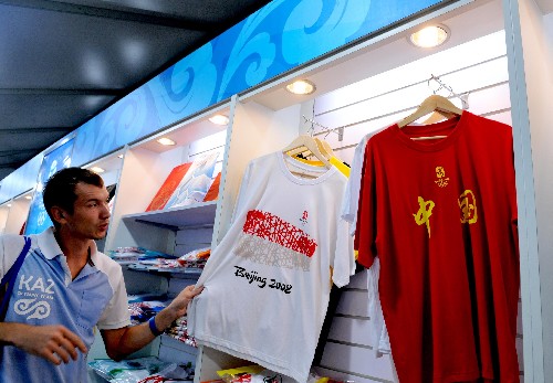「中国」の文字が入ったＴシャツが五輪村で人気