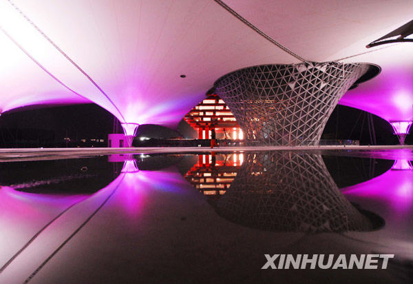 1月12日,上海世博园区标志性建筑世博轴、中国馆进行景观灯调试。
