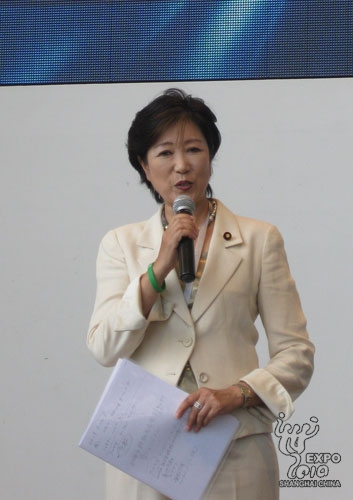  挨拶する元日本環境大臣の小池百合子女史