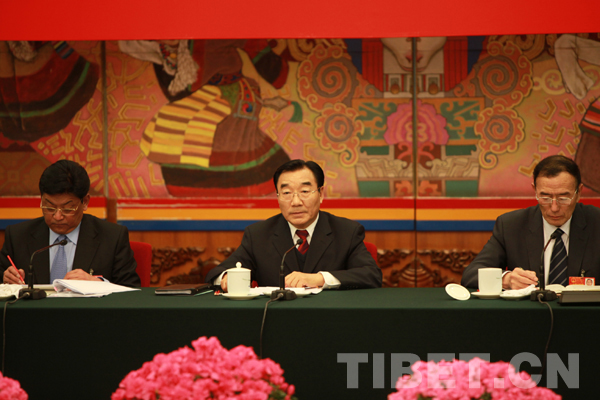 人大代表、西藏自治区党委书记张庆黎主持会议