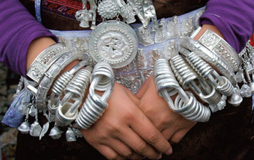 民族衣装の装飾品 「銀のブレスレット」2個セット 中国 貴州省 苗族(ミャオ族)-