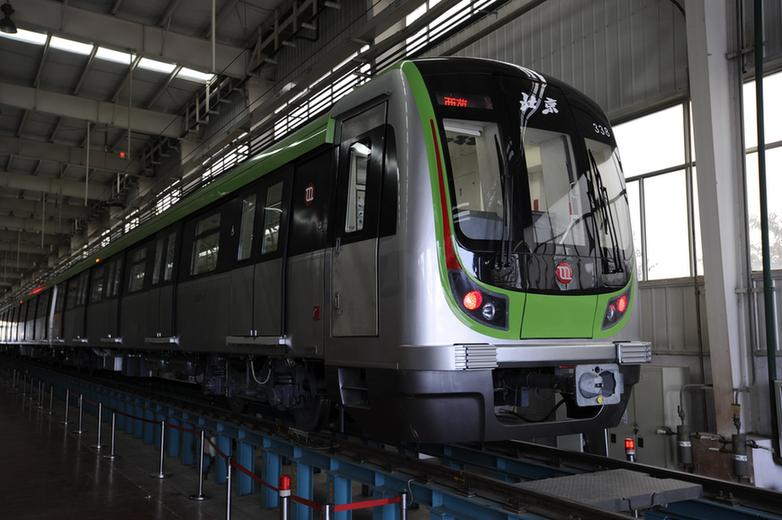 定員3456人 青島製8A型地下鉄車両が北京へ_人民中国