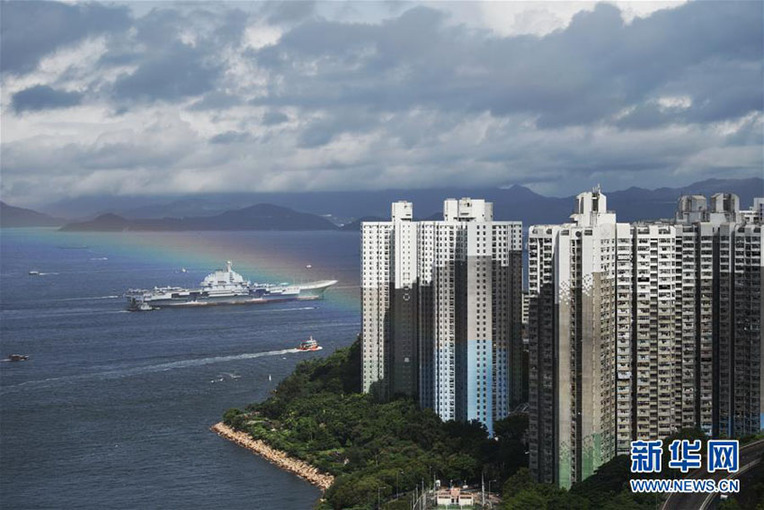 航空母艦「遼寧号」が香港に到着