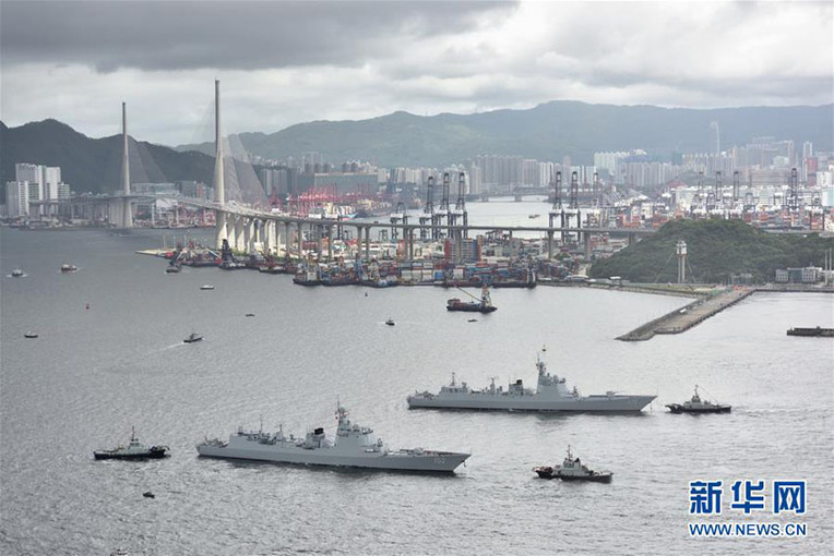 航空母艦「遼寧号」が香港に到着